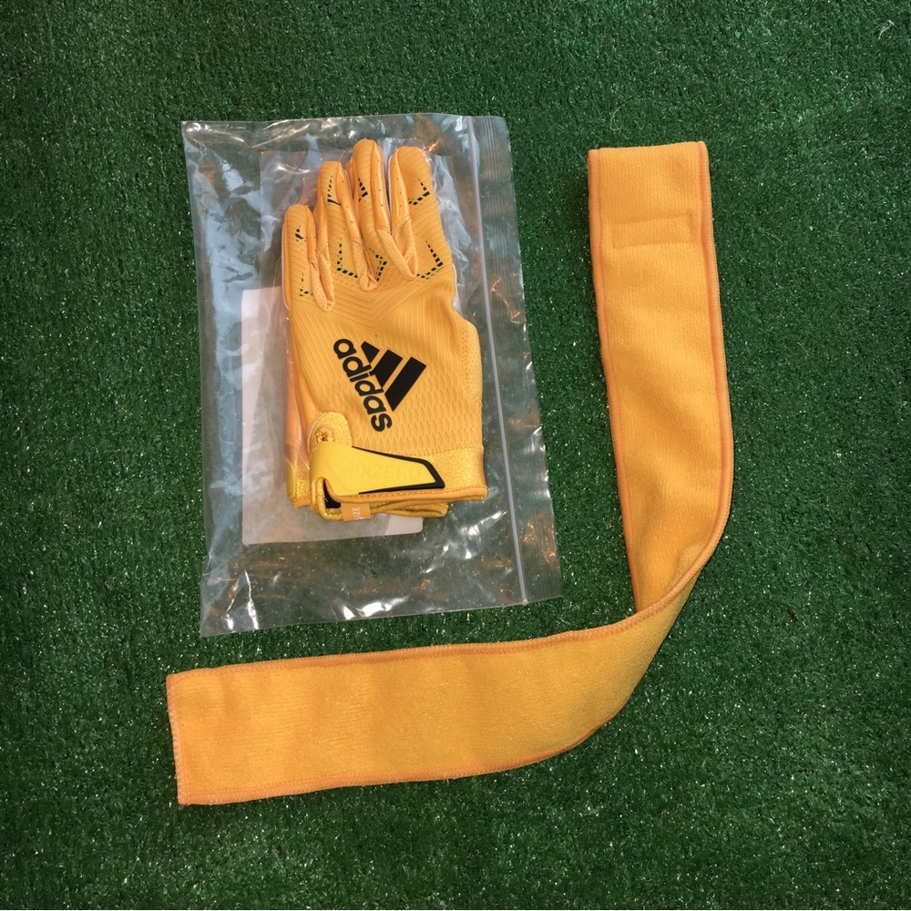 NEW NFL ADIDAS ADIZERO 8 WR FOOTBALL GLOVES LARGE WITH STREAMER TOWEL